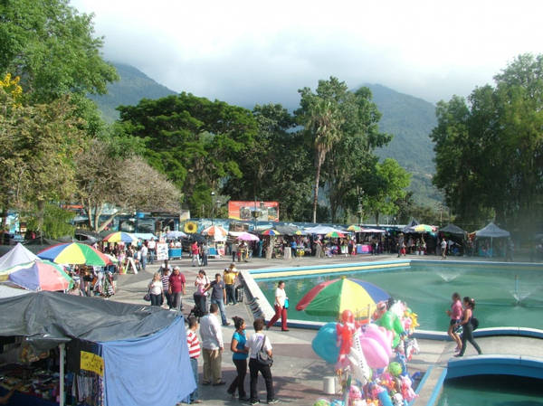 The crafts stalls in the plaza that the Barinitas community is organising to improve (Tamara Pearson/Venezuelanalysis.com)