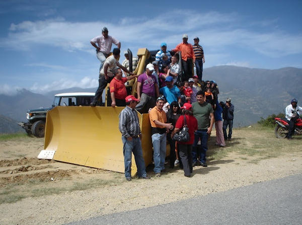 Los Nevados community with their new tractor (Omar Sánchez Castillo)