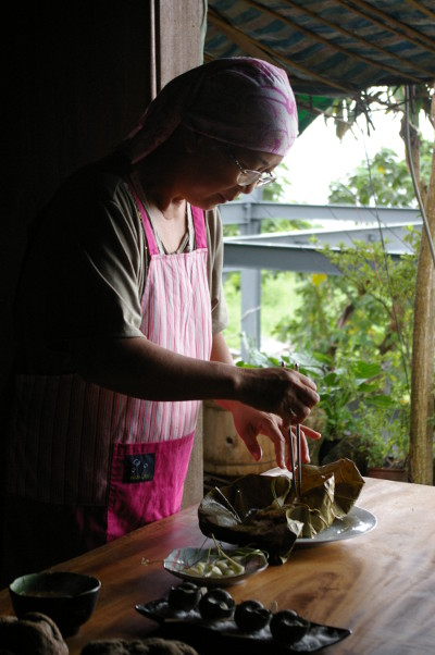 Preparing a meal at Sawaluan (credit: Sra)