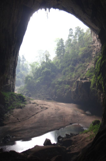 Entrance to the Hang En-Back cave