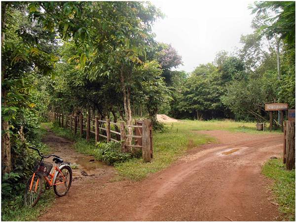 1i - Entrance to the lodge compound